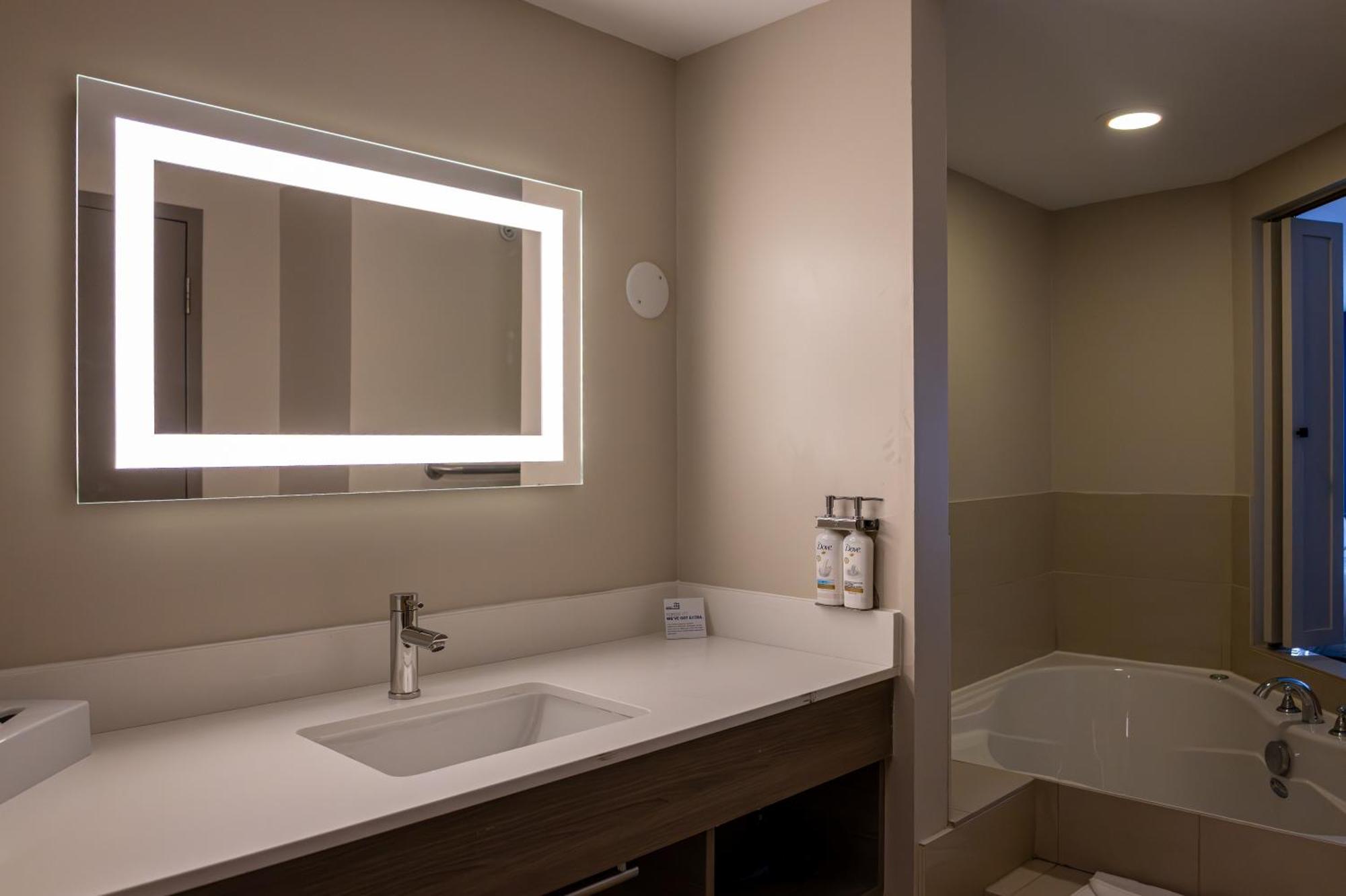 Holiday Inn Express Hotel & Suites Brockville By Ihg Buitenkant foto